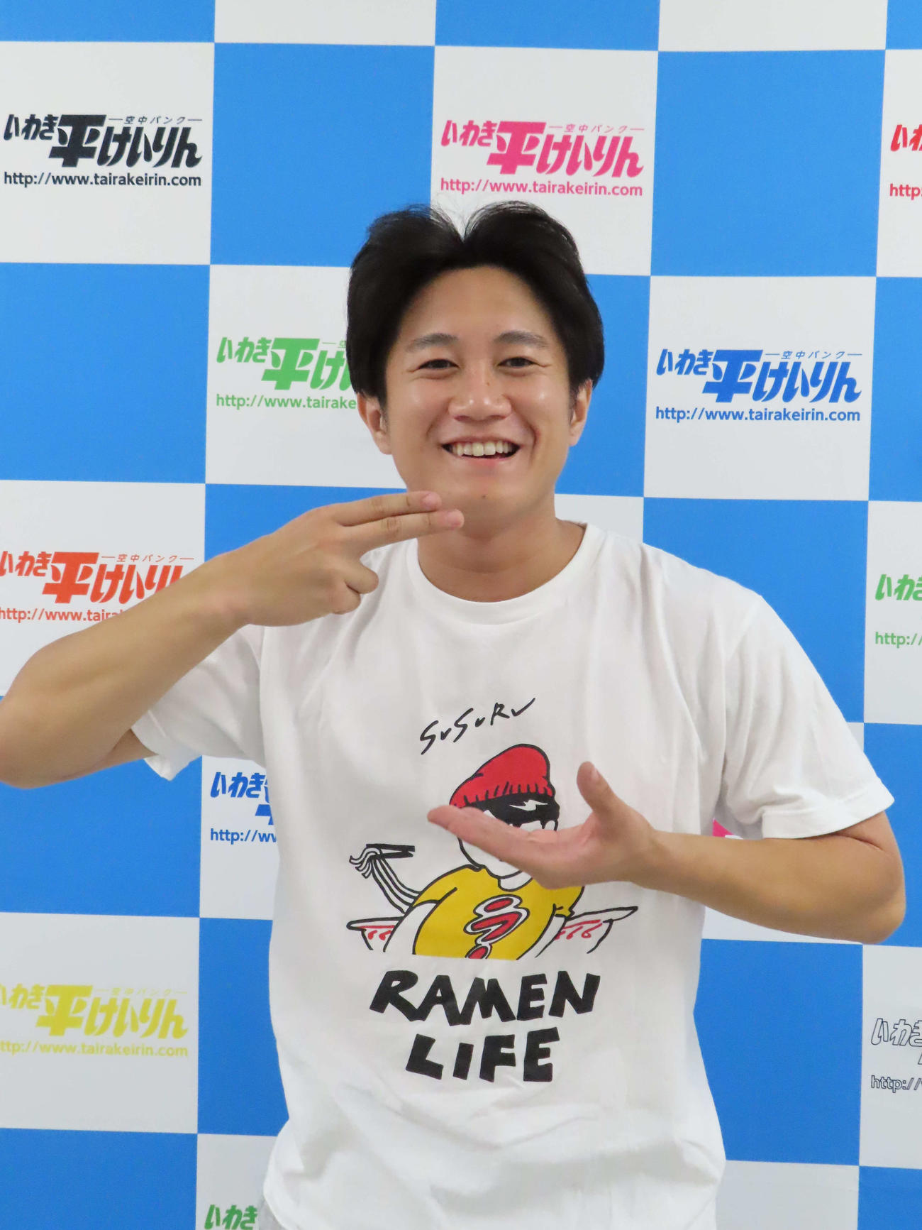 ルーキーの小西涼太はラーメンポーズ