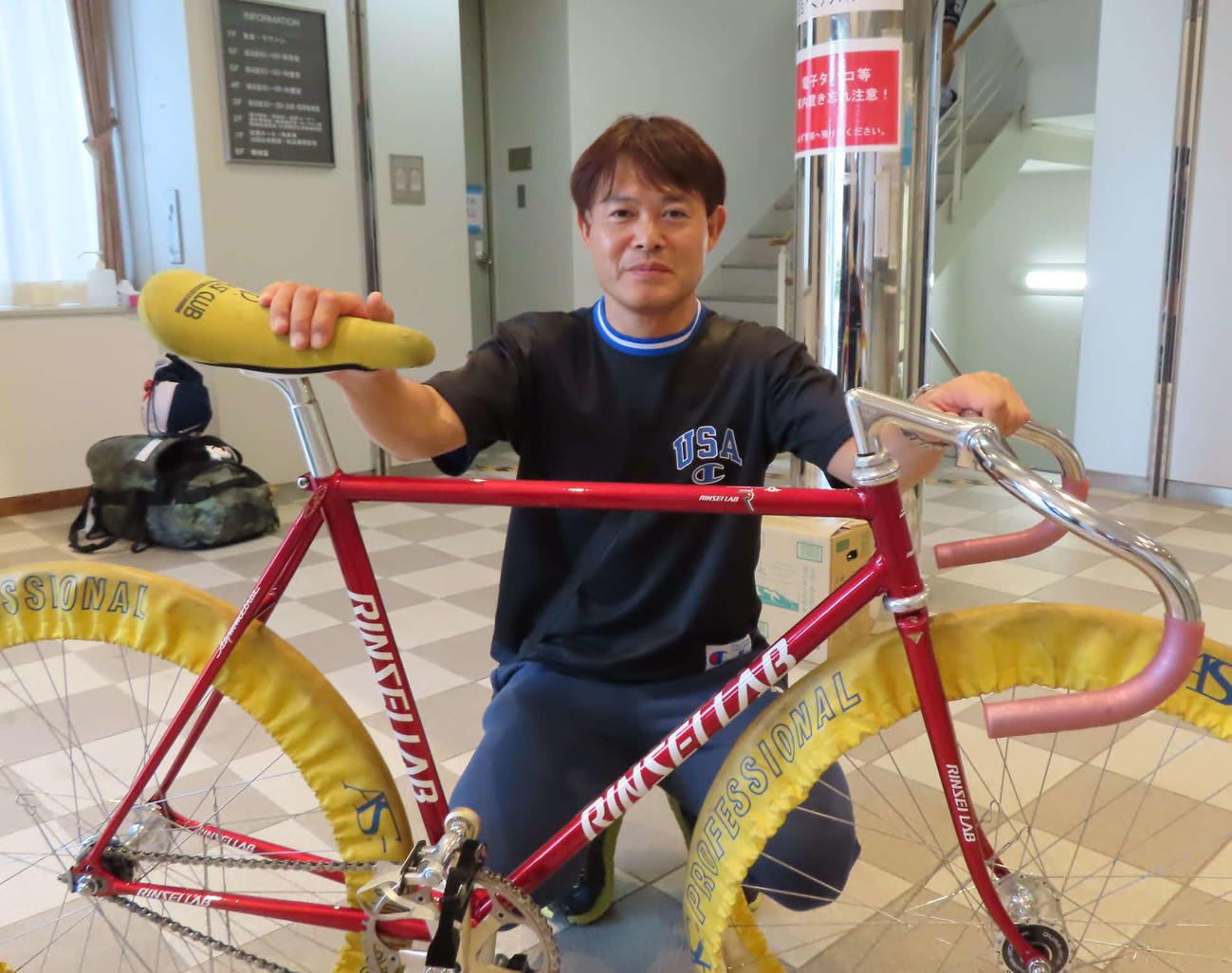 お気に入りの新車を持ち込む菊池崇訓（撮影・野島成浩）