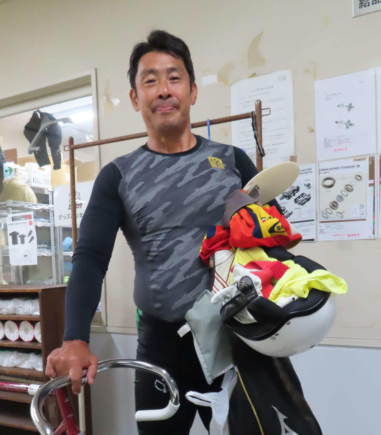 通算400勝達成に胸を張る鈴木孝征（撮影・野島成浩）