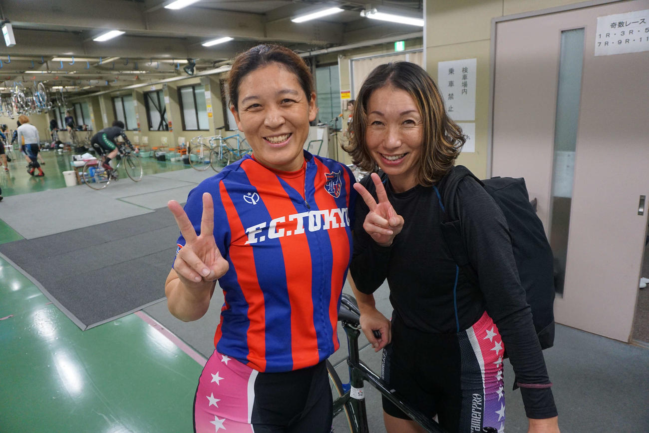 中村由香里（左）は猪頭香緒里と決勝進出を喜んだ