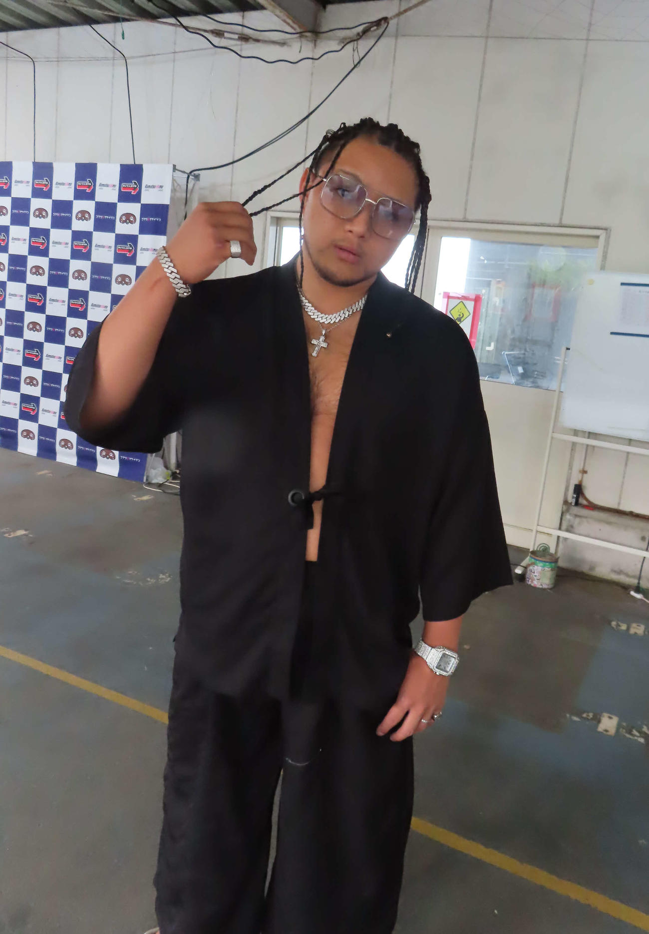 予選4R、田村裕也は周囲を驚かすド派手なヘアーとファッションで登場した