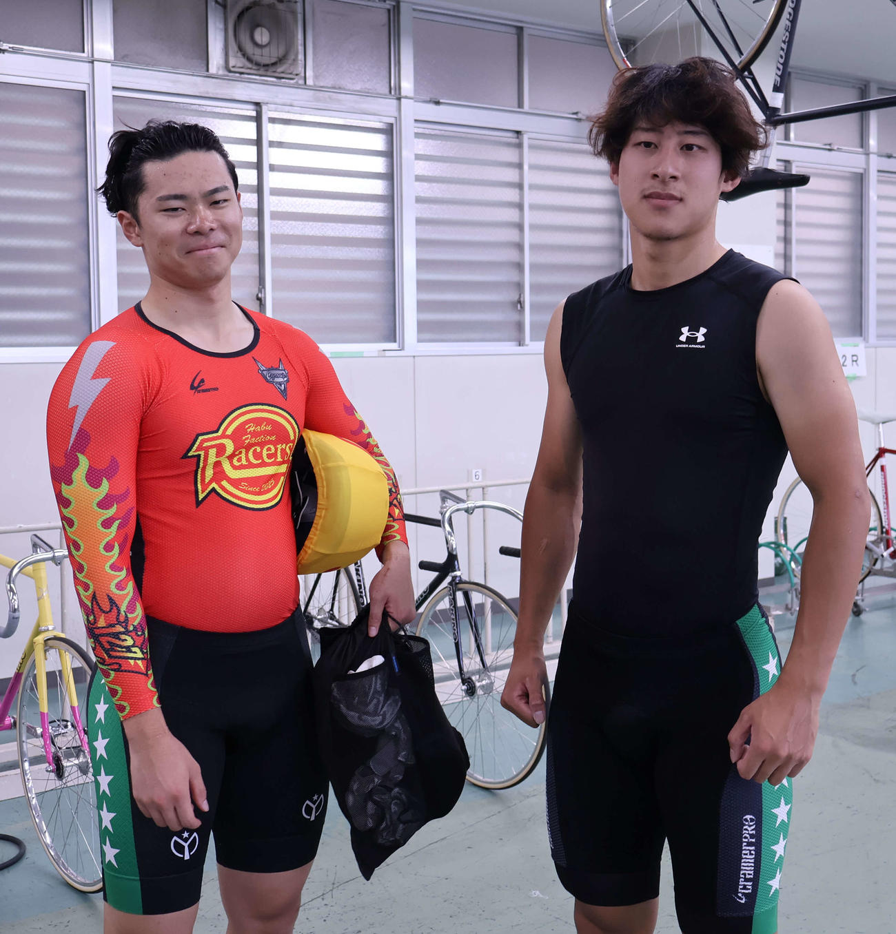 朝日大出身の伊藤涼介（左）と上杉有弘が健闘を誓った（撮影・山田敏明）