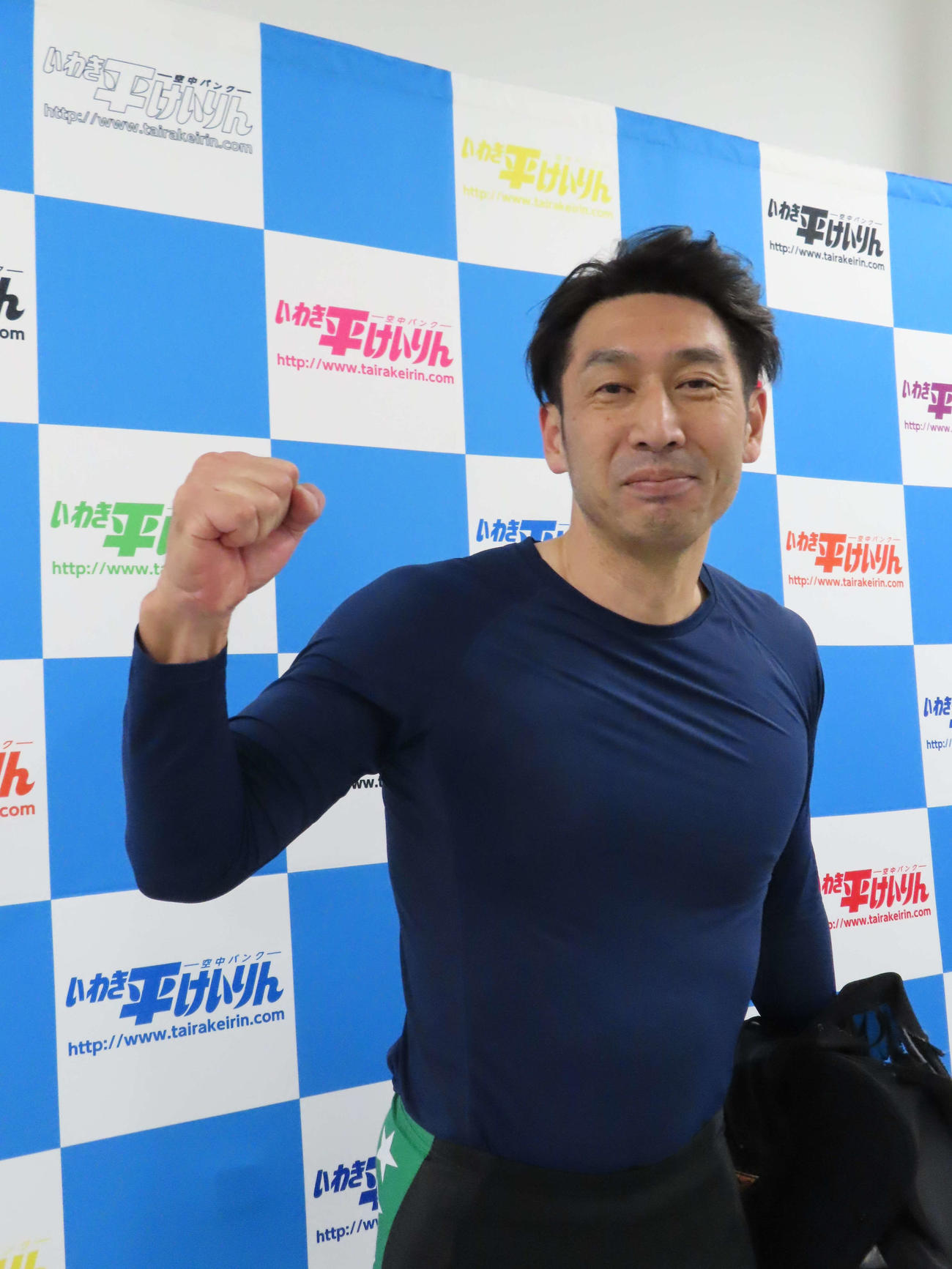 予選3Rで白星を挙げた中野良はガッツポーズ