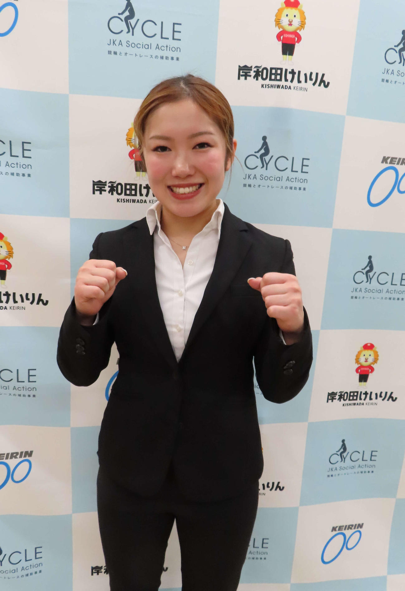 予1・1R、ファイティングポーズを取る新人の伊藤柚姫