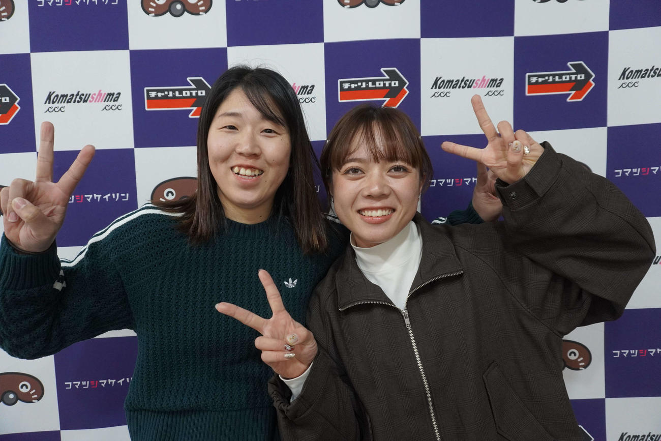 同期高橋美沙紀（左）の車に同乗して小松島に到着した熊谷芽緯。ここも持ち前のパワーで柳原真緒に力勝負を挑む