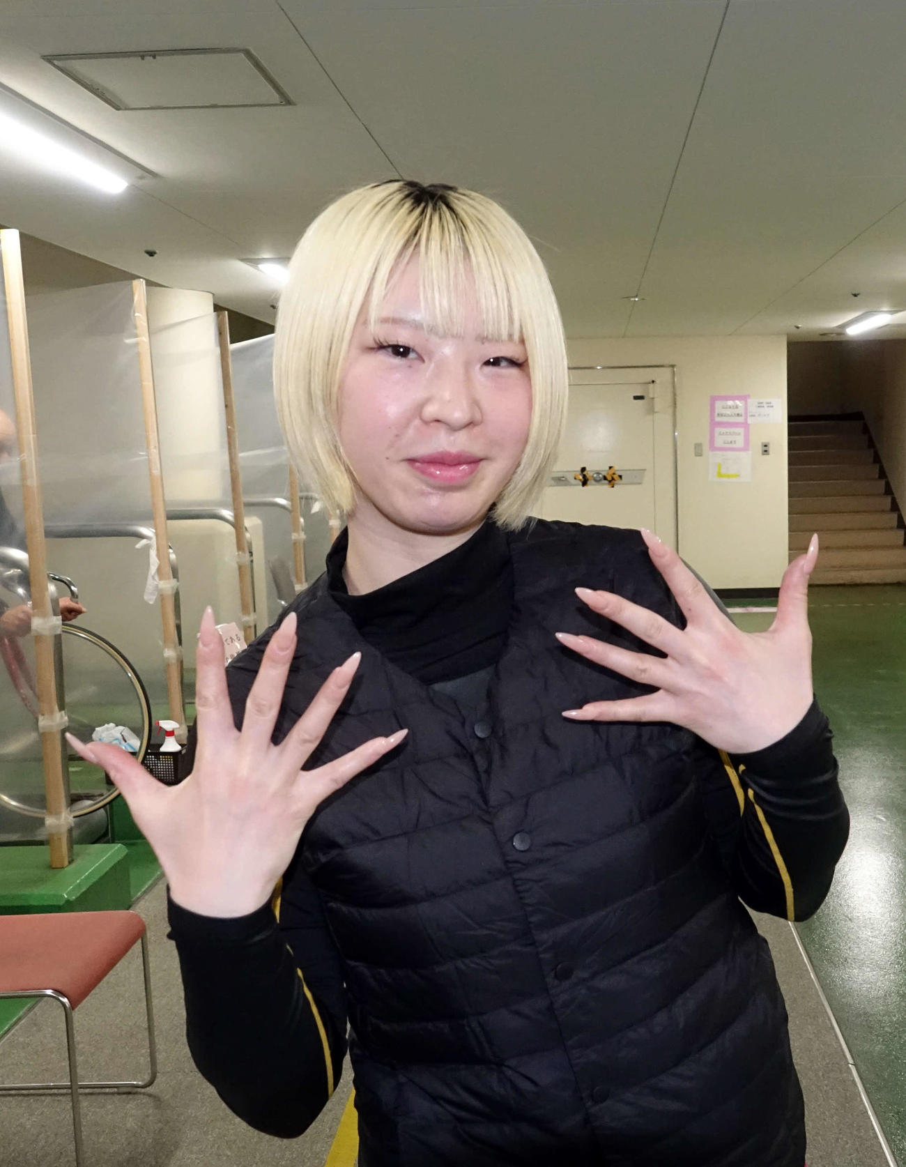 自慢のネイルを披露する菅原ななこ