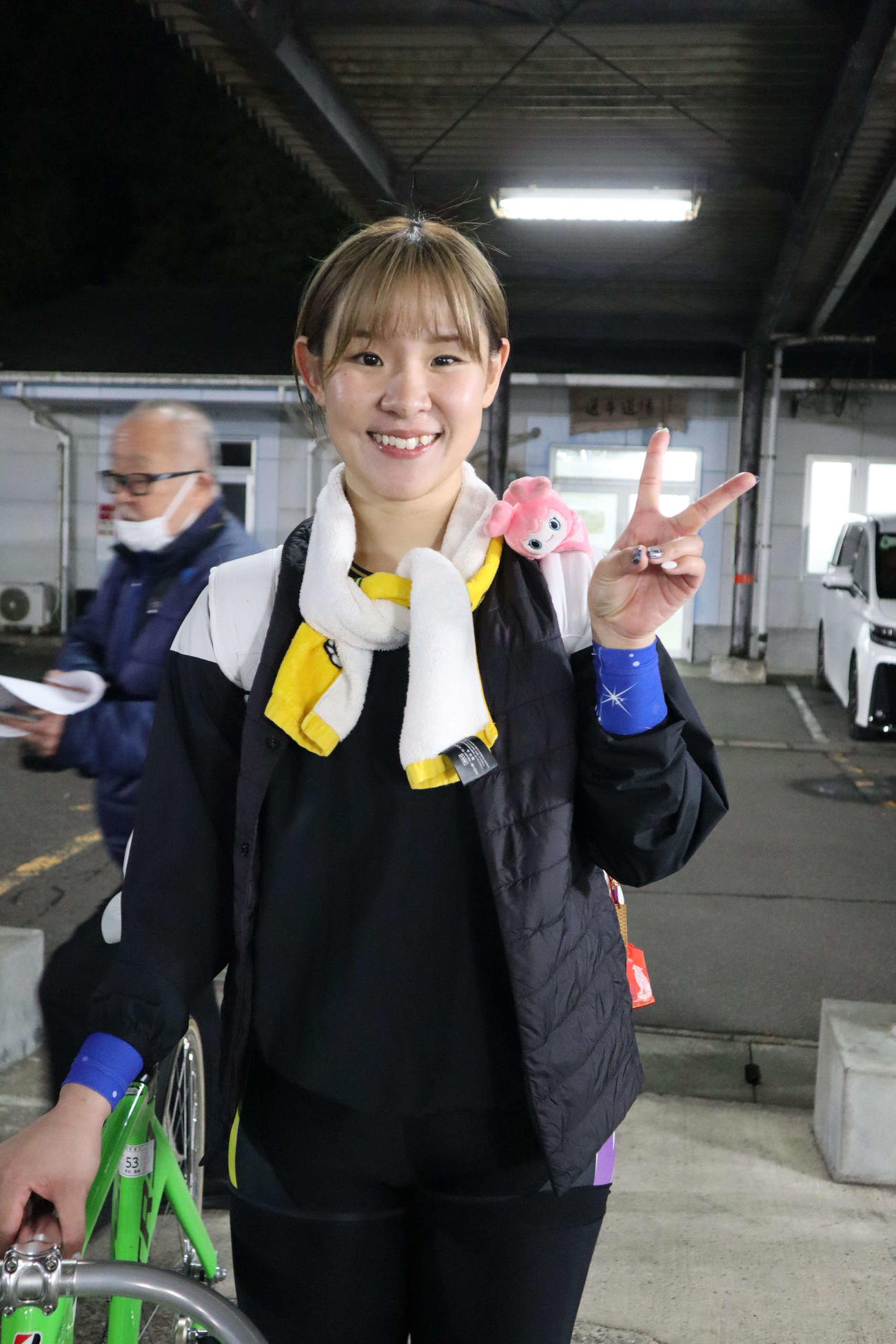 青木美優は決勝2着を狙ってVサイン（撮影・音無剛）2025年12月22日