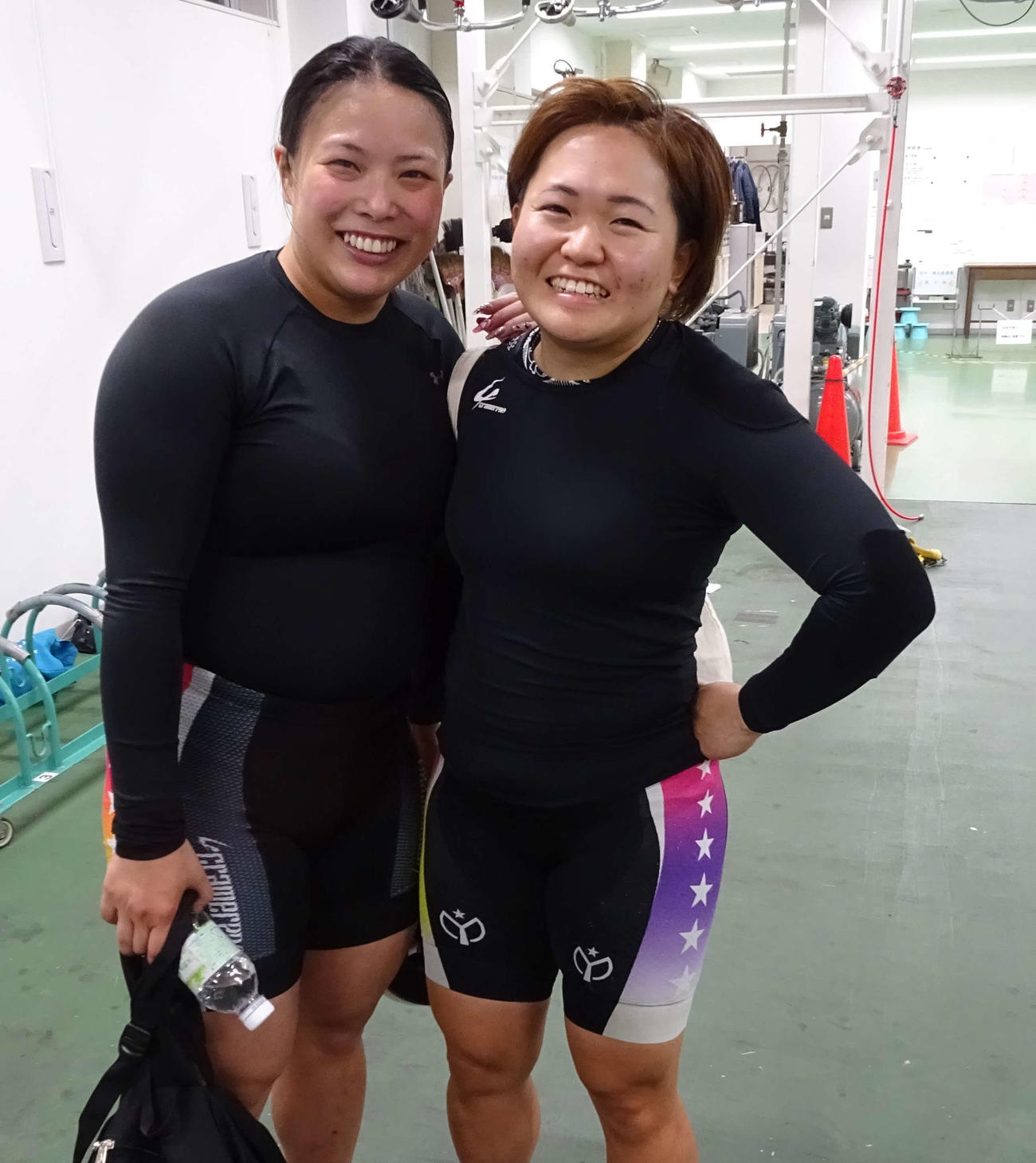 岩元杏奈（右）は同期の石田春海とツーショット