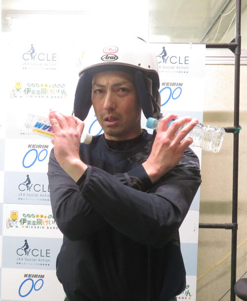 【競輪】格上の楠野史尭が2周半逃げて快勝「常に勇気を振り絞って走っています」／伊東ミッド - ミッドナイト競輪 : 日刊スポーツ