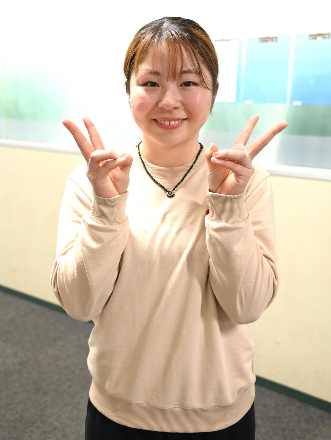 宇野紅音はダブルピースで笑顔