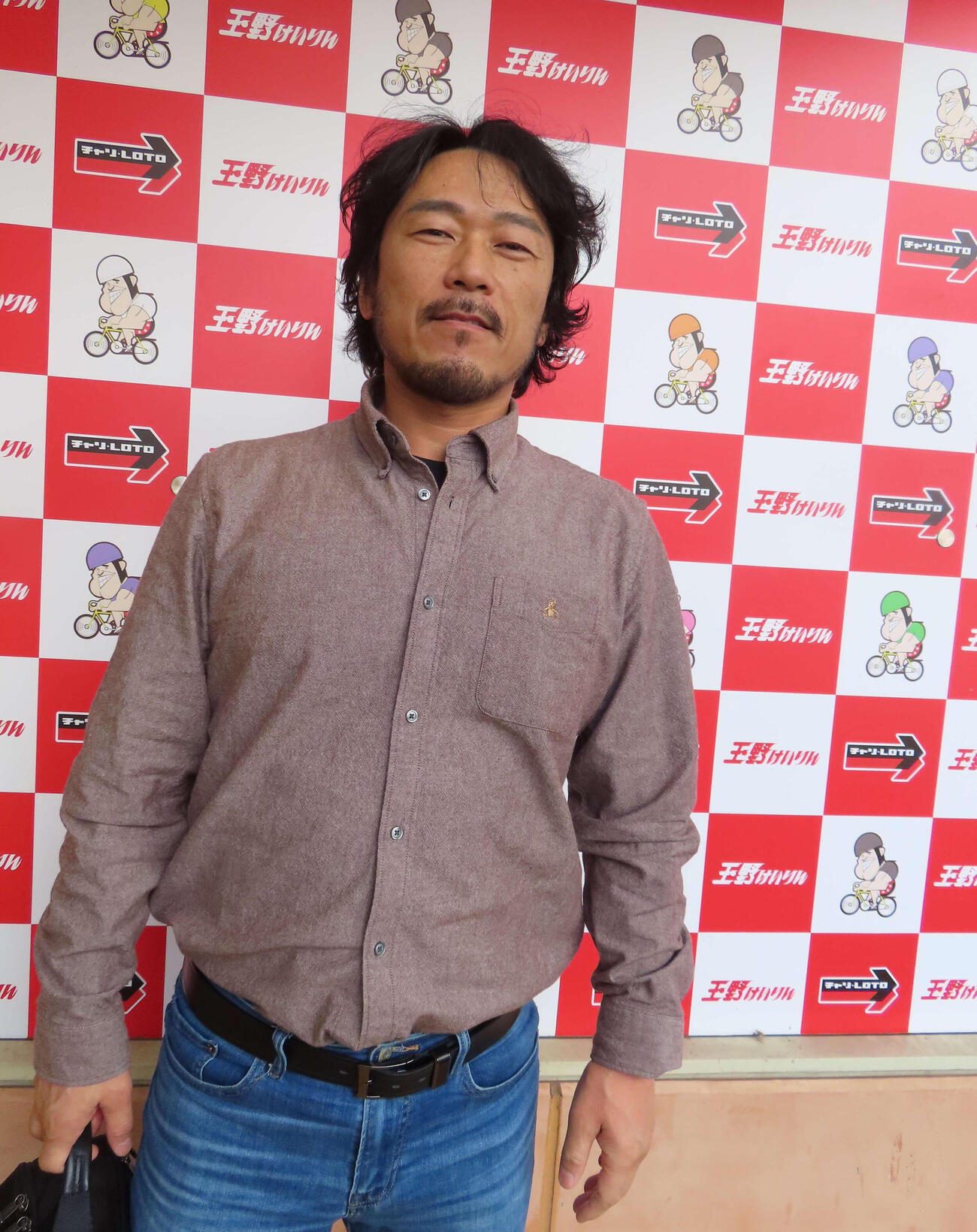 予選3R、勝部貴博にマークして直線抜け出しを目指す足達重満