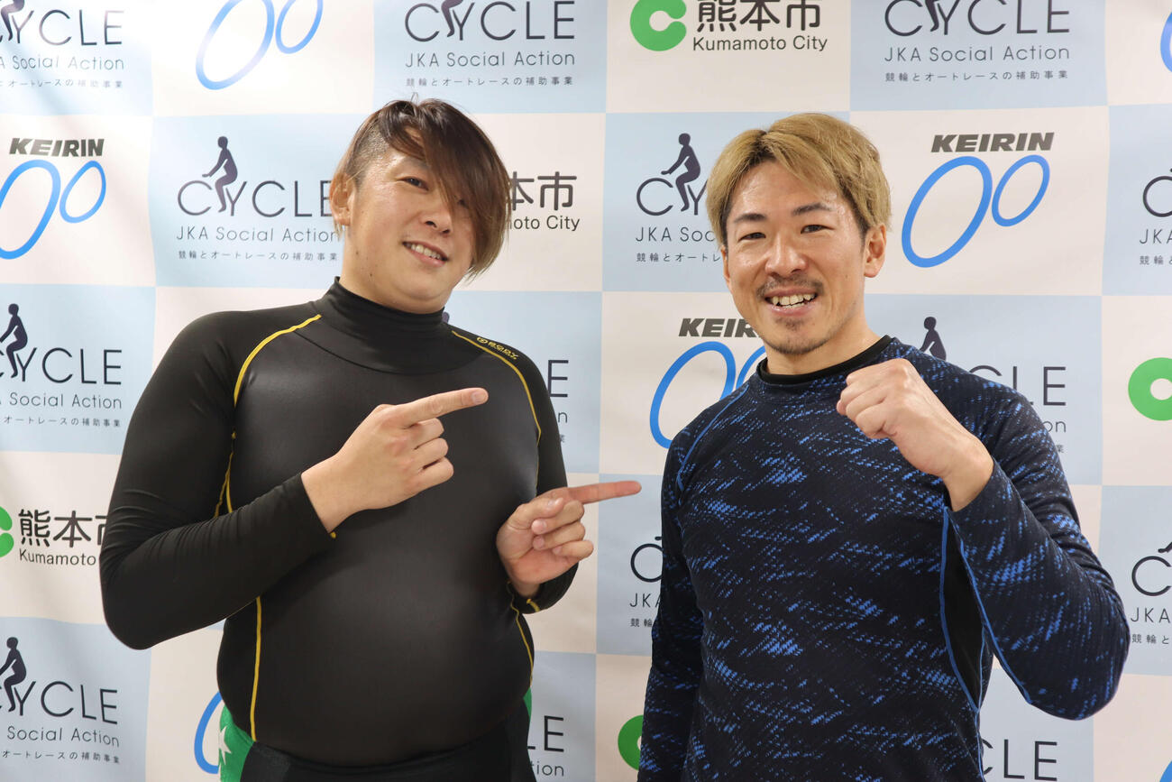 待望の初連係だった中村賢二と鈴木康平（左）は笑顔でツーショット（撮影・音無剛）