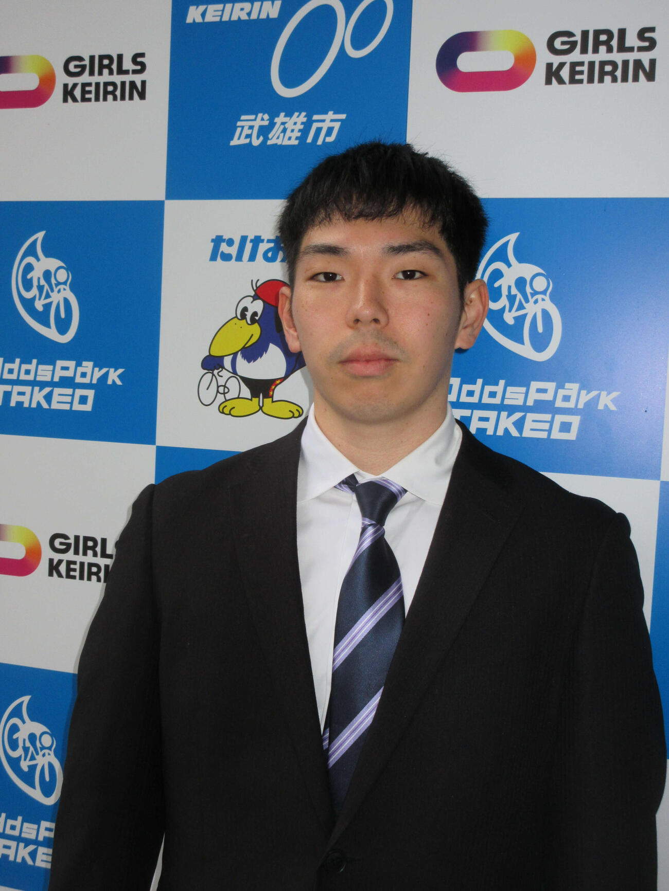 復帰3場所目で初優勝を飾った下山聖斗があいさつ代わりのパワー駆けを披露する