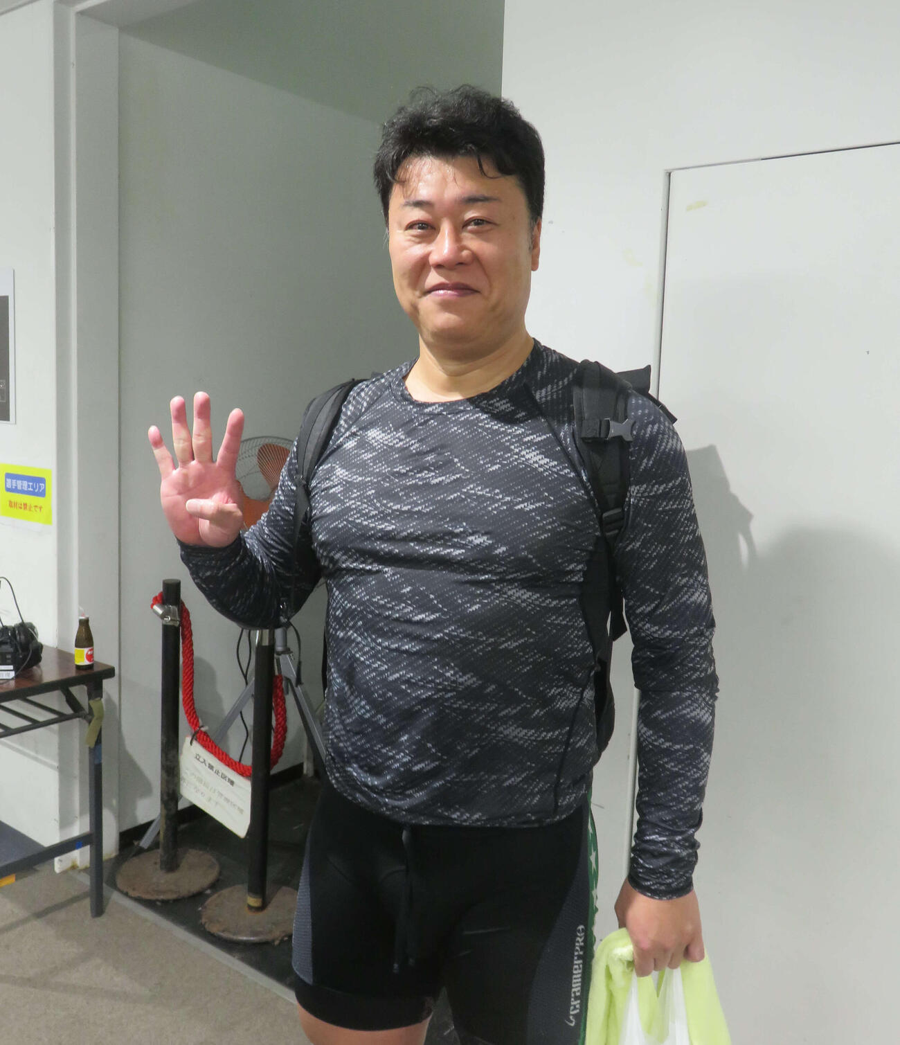 地元で節目の勝利を挙げた山口貴弘が400勝ポーズ