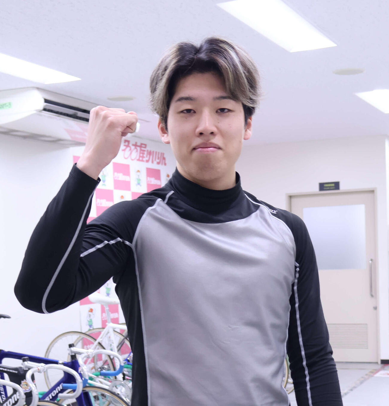 一守大葵が先輩の藤井栄二を連れて果敢に駆ける（影・山田敏明）