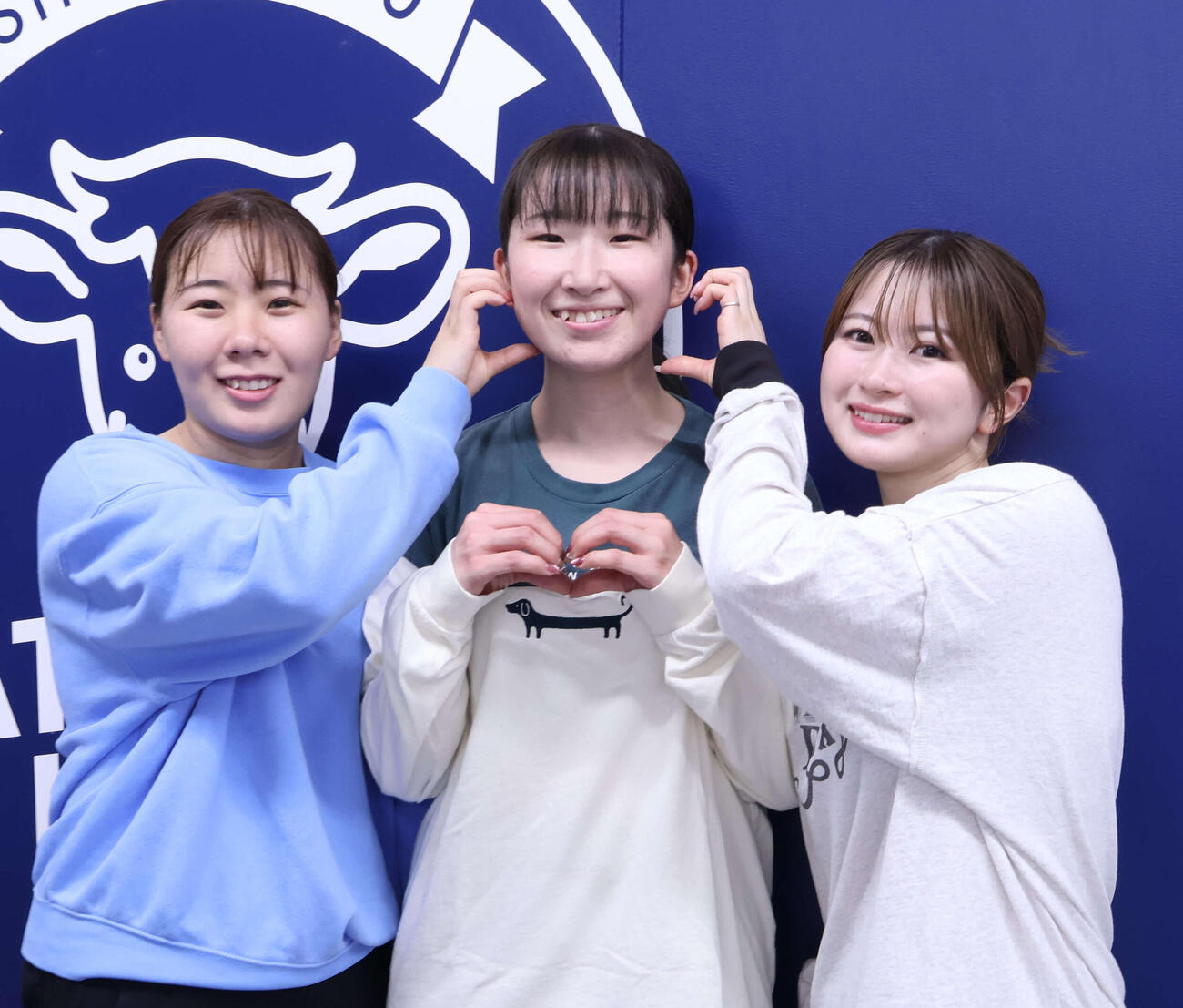 吉村美有紀（中央）が仲良しの東美月（左）と河内桜雪に囲まれて笑顔を見せた（影・山田敏明）