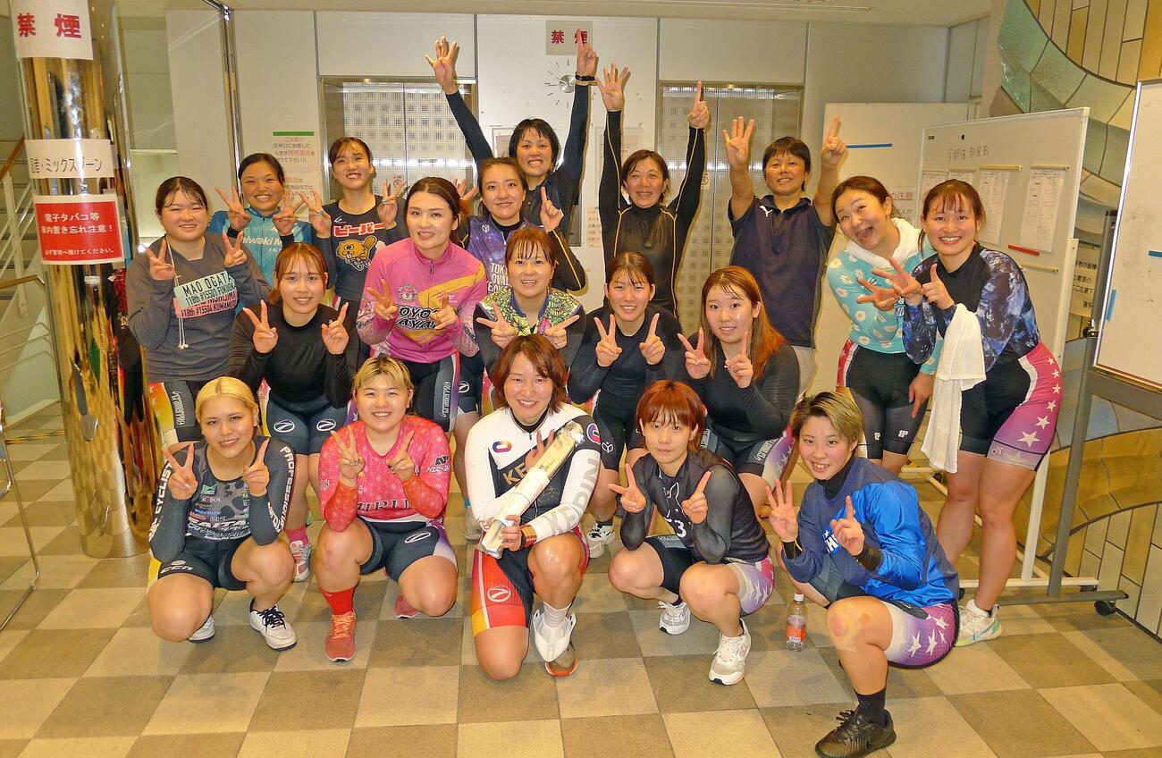 バースデー勝利を飾り、笑顔の尾崎睦（前列中央）