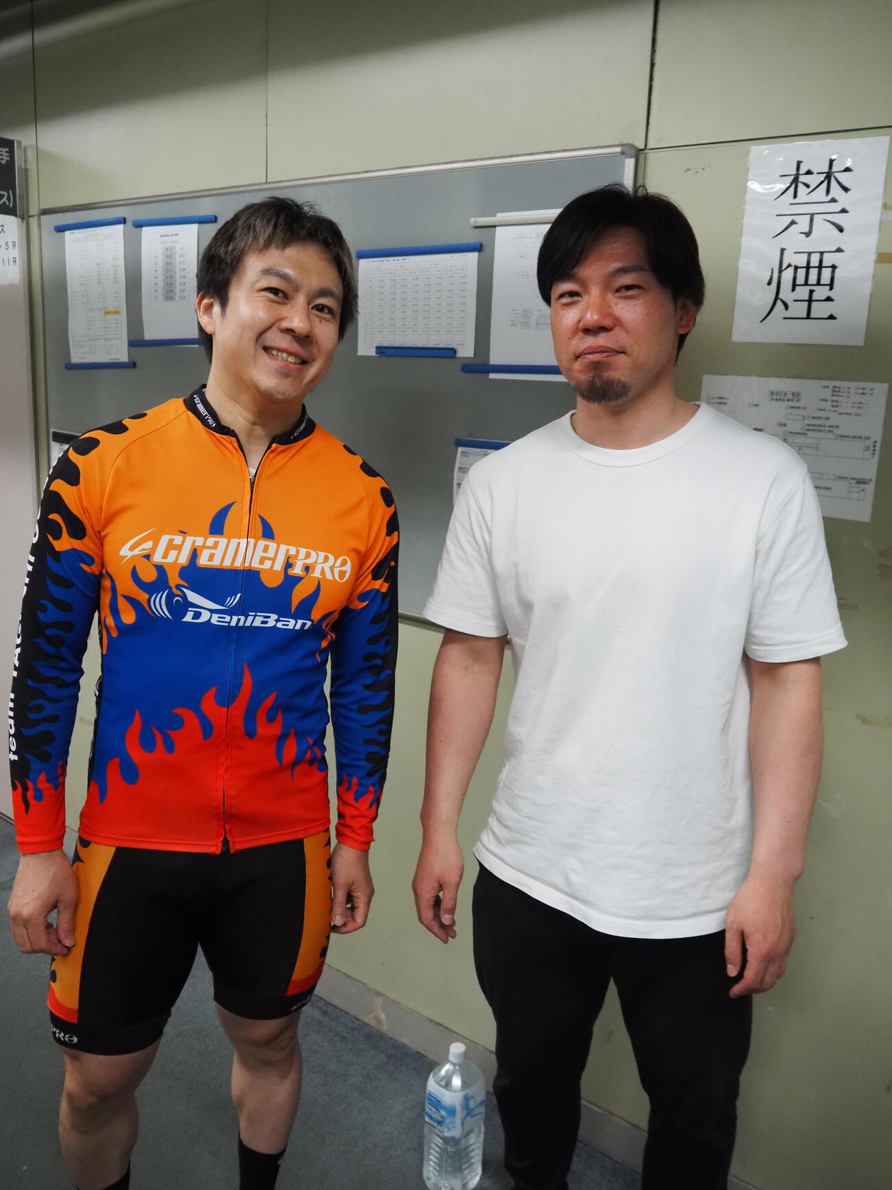 地元の雄・鈴木庸之は三好恵一郎（左）にげたを預けた