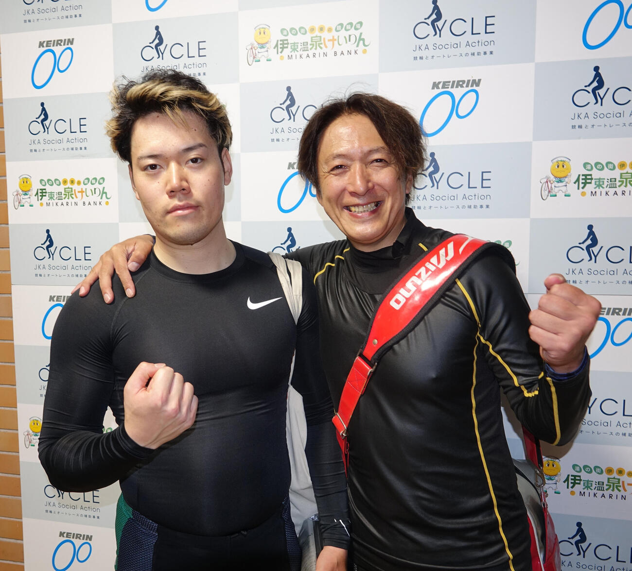 上野幸星（左）をねぎらう山田圭二