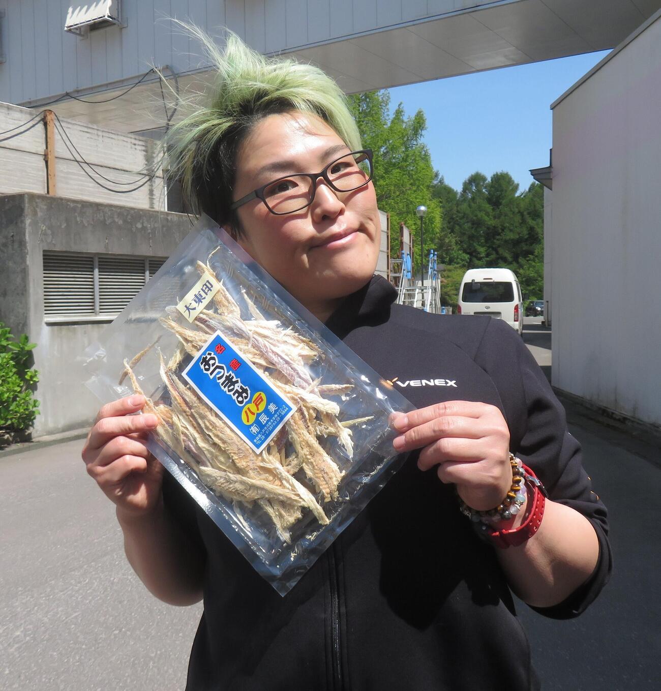 近況好調の地元加藤恵。手にしているのは地元のおみやげ（撮影・栗田文人）