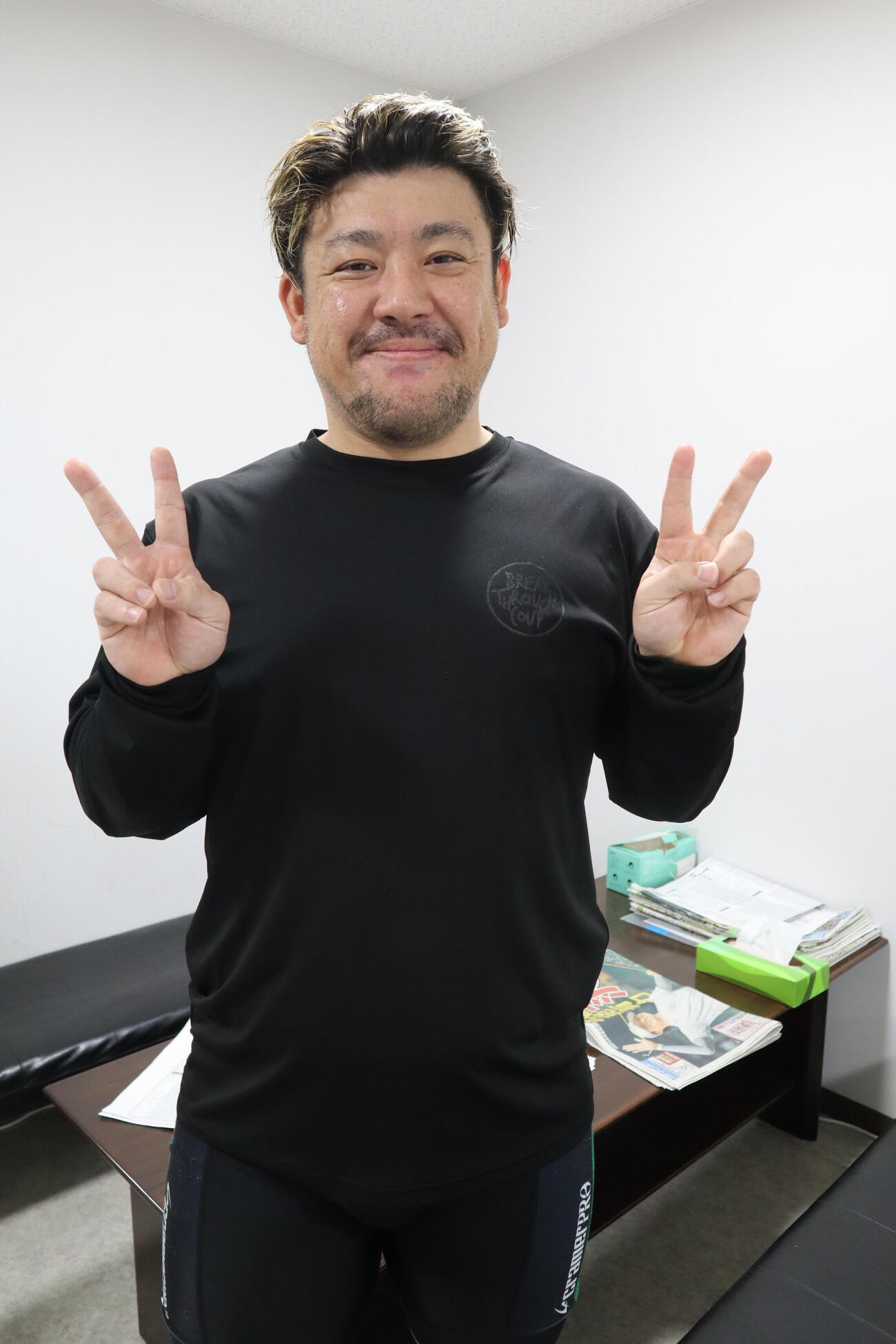 小原将通は白星発進に笑顔でVサイン