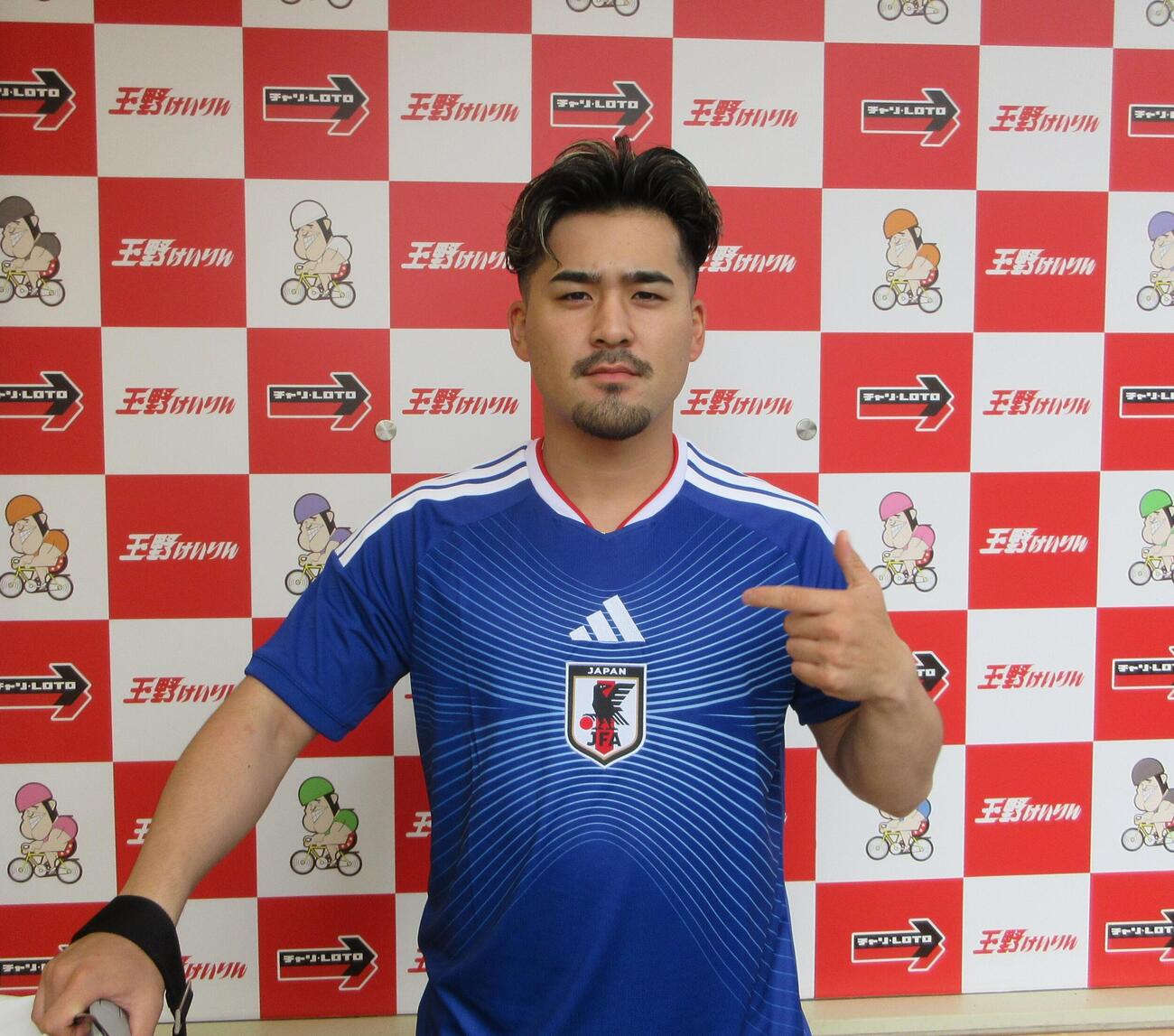 半田誠がサッカー日本代表のユニホーム姿で登場