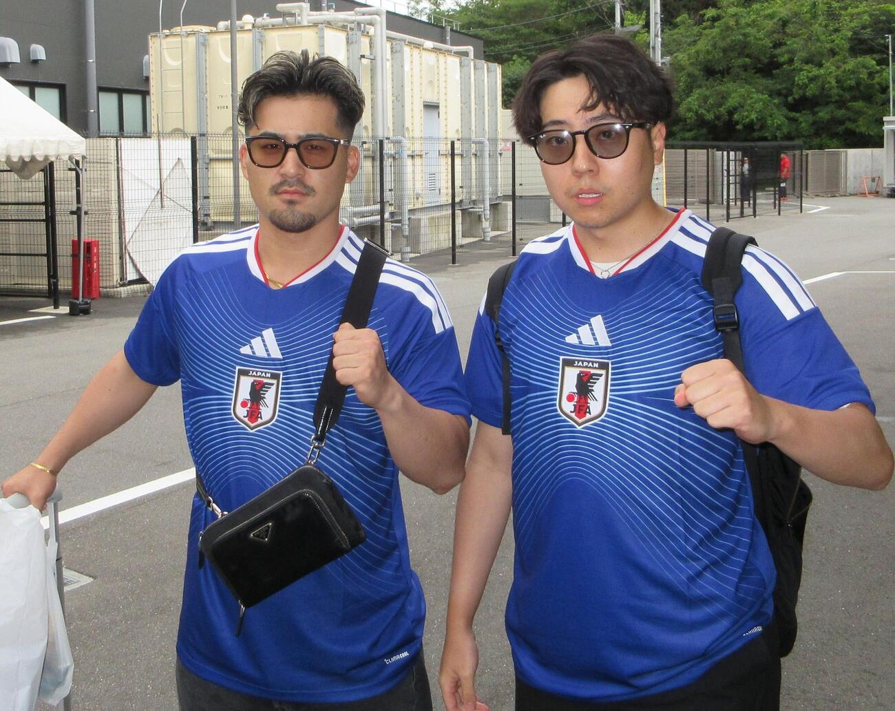 半田誠（左）が池田伍功羽とともにサッカー日本代表のユニホームを着てテンションを上げて乗り込んだ