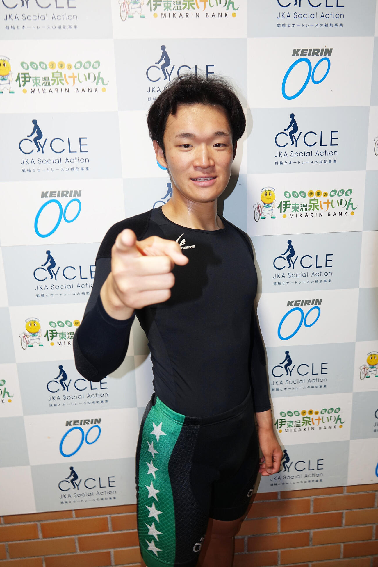 解説の伊藤勝也氏のポーズをとり優勝を誓う森飛龍