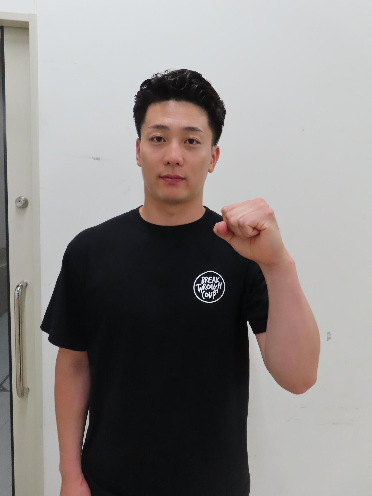 本格デビュー戦に向けてガッツポーズでアピールする中西将太郎