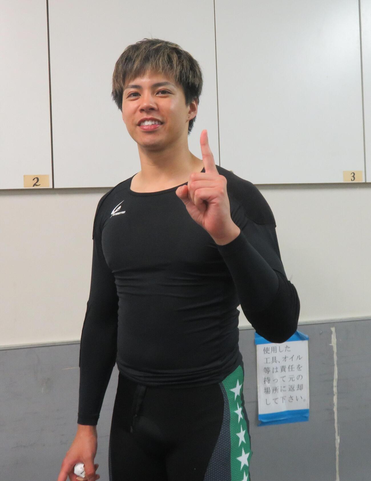 通算100勝を達成して上機嫌の山本隼人