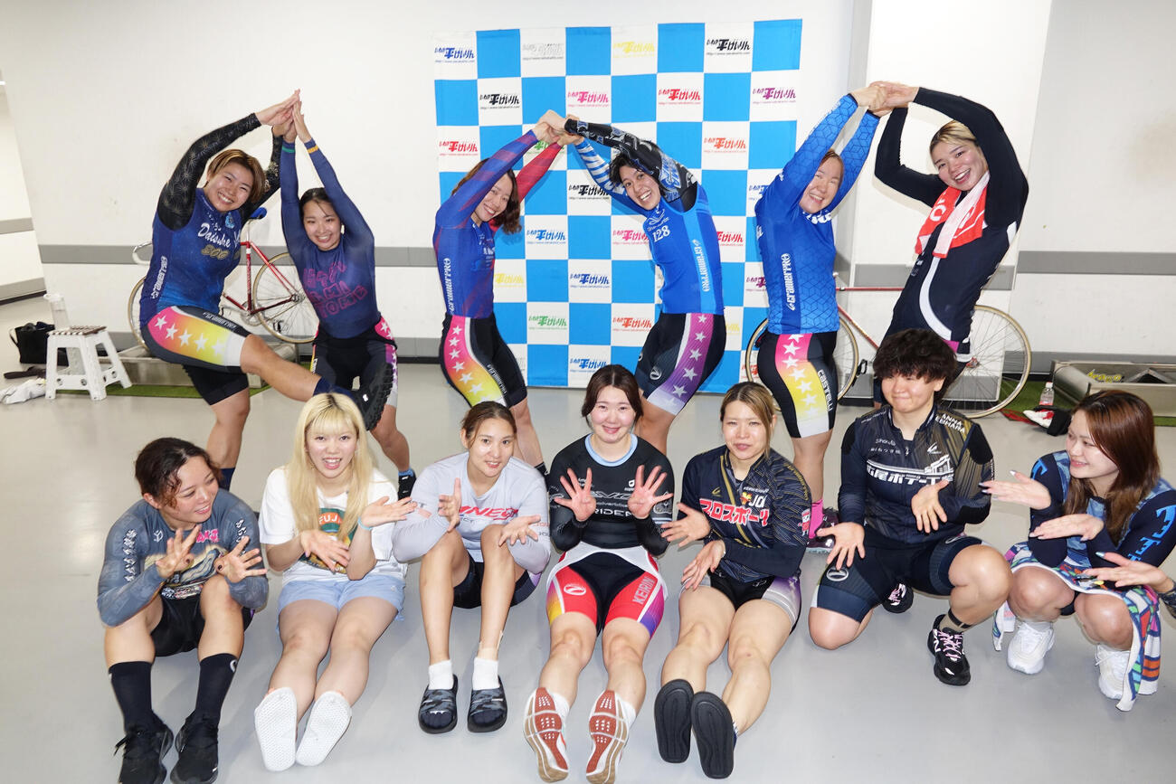 坂口楓華（下段中央）は「400」の人文字で通算400勝の祝福を受けた