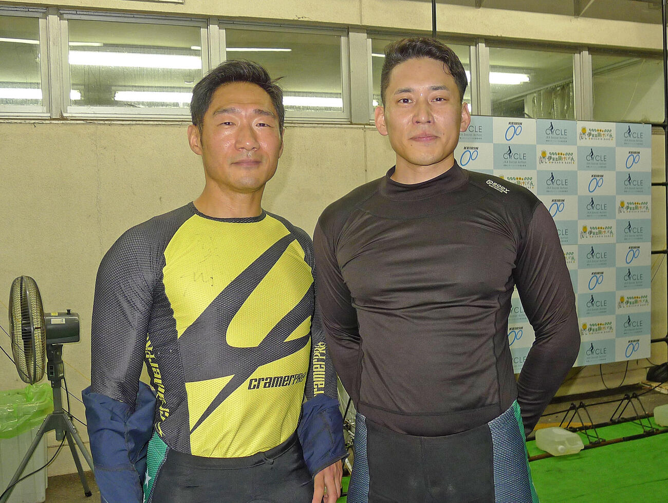 ワンツーを決めて胸を張る平沼由充（左）と堀航輝