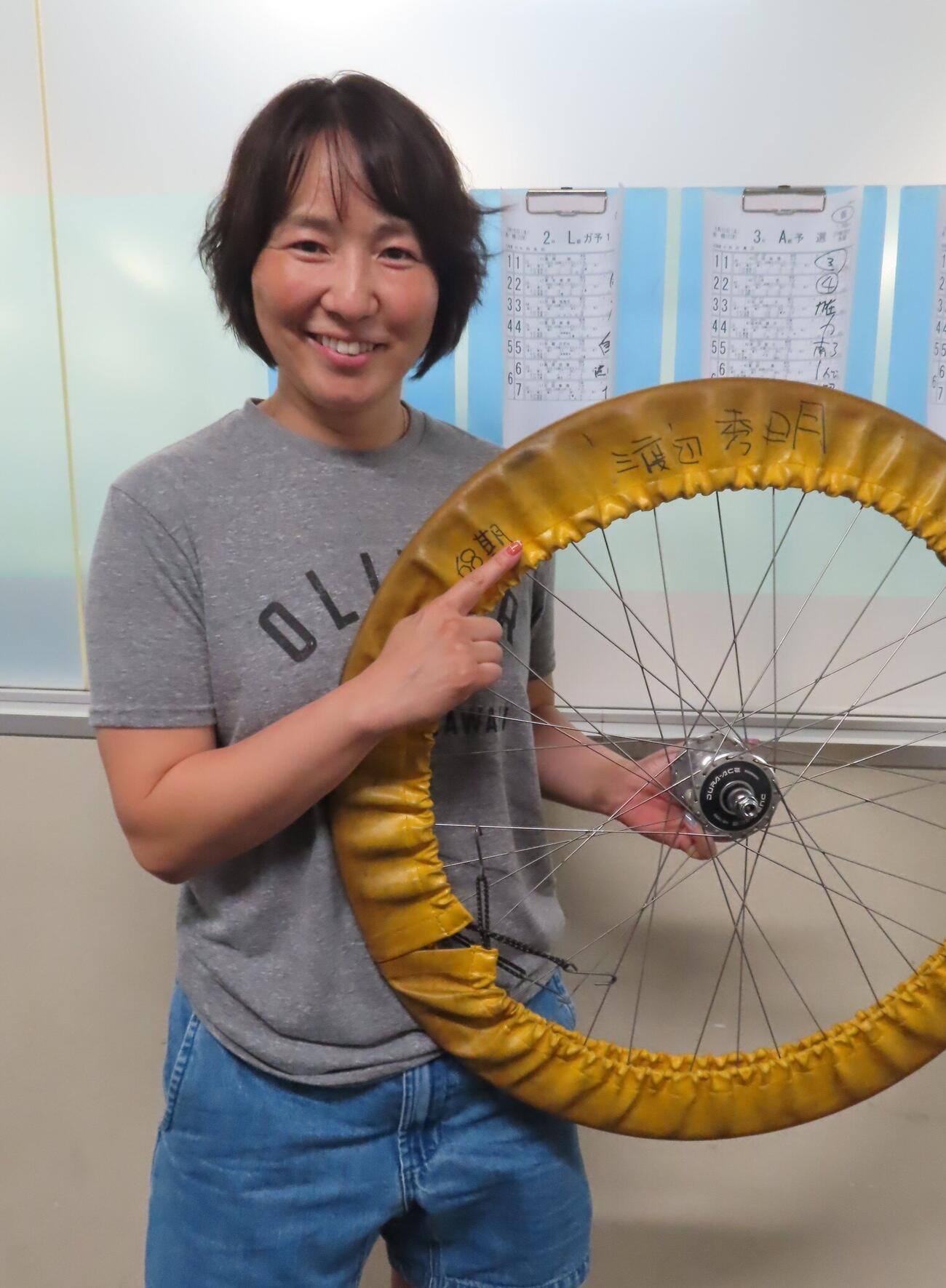 尾崎睦は師匠・渡辺秀明（引退）のネーム入り車輪カバーを持って前検入りした