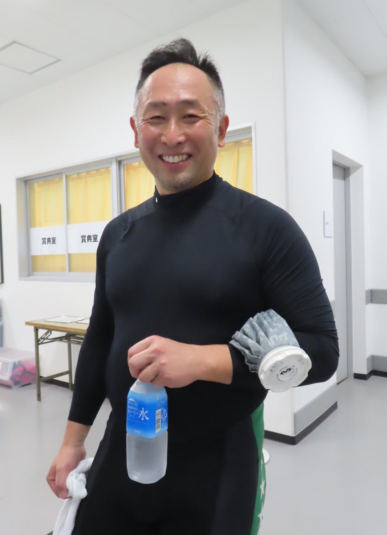 羽石国臣が今期初勝利を喜ぶ
