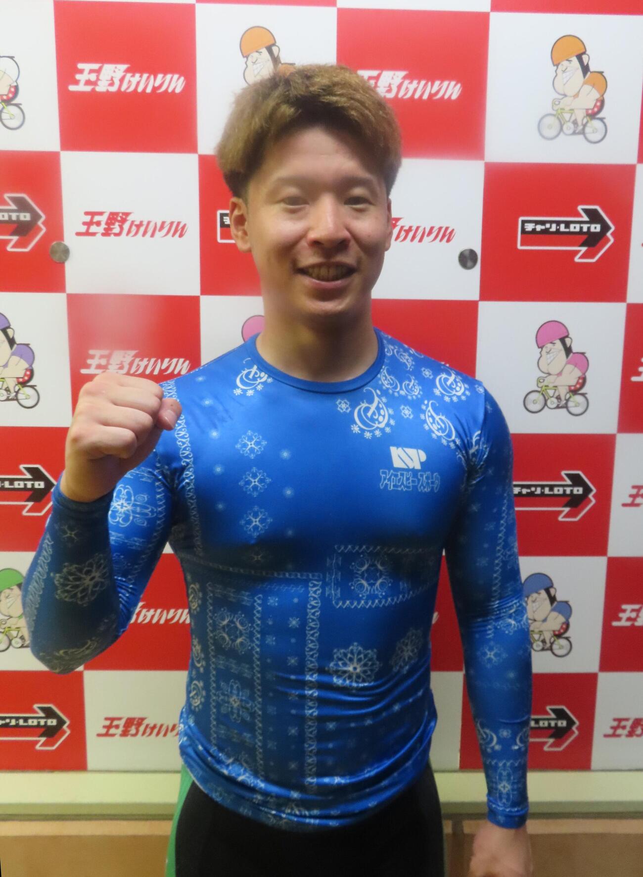 まくりで1、2班戦初の準決進出を決め、笑顔を見せる川西康彦