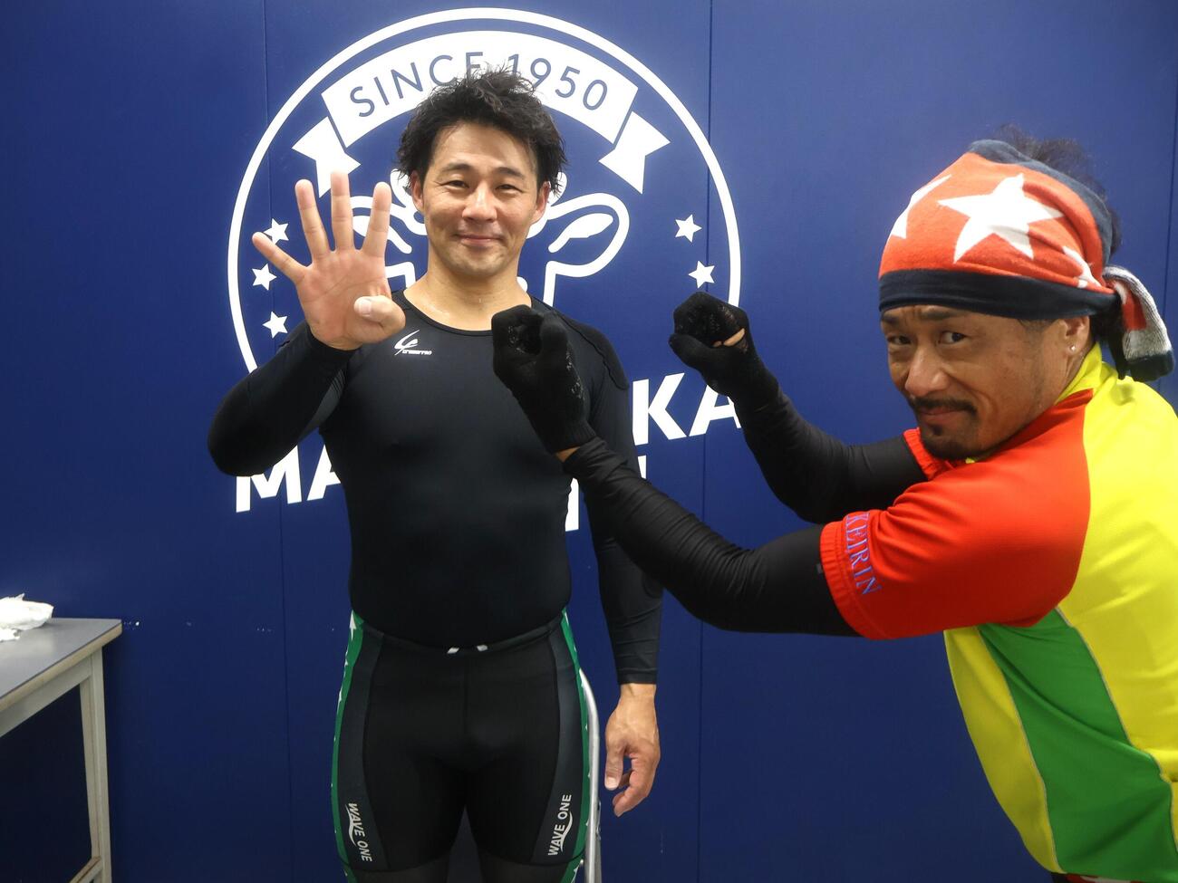 400勝を達成した早川成矢（左）は同期の北野武史から祝福を受けた