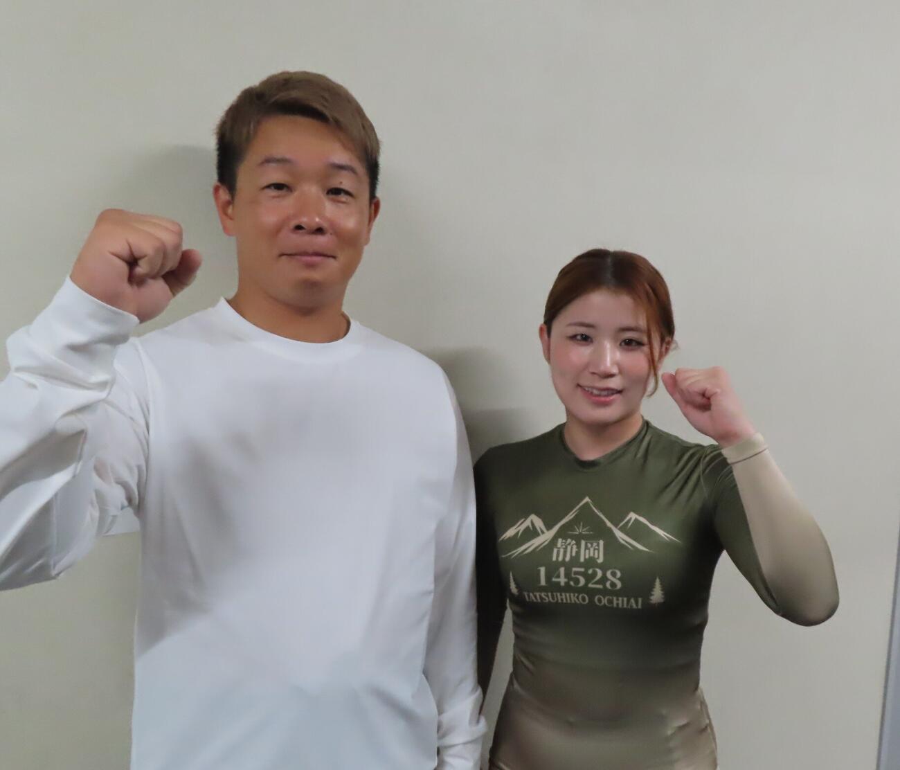 野寺梓（右）が師匠の落合達彦と同配分では初の決勝進出を喜ぶ