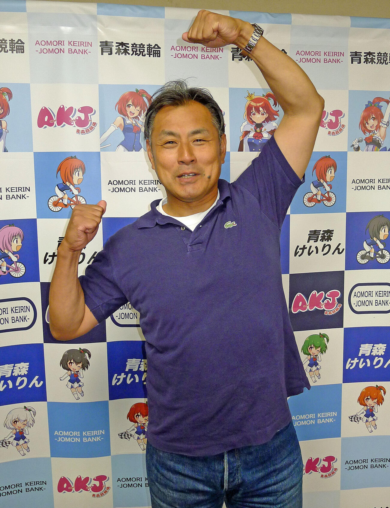 「青森ポーズ」を決めて奮闘を誓った高谷雅彦