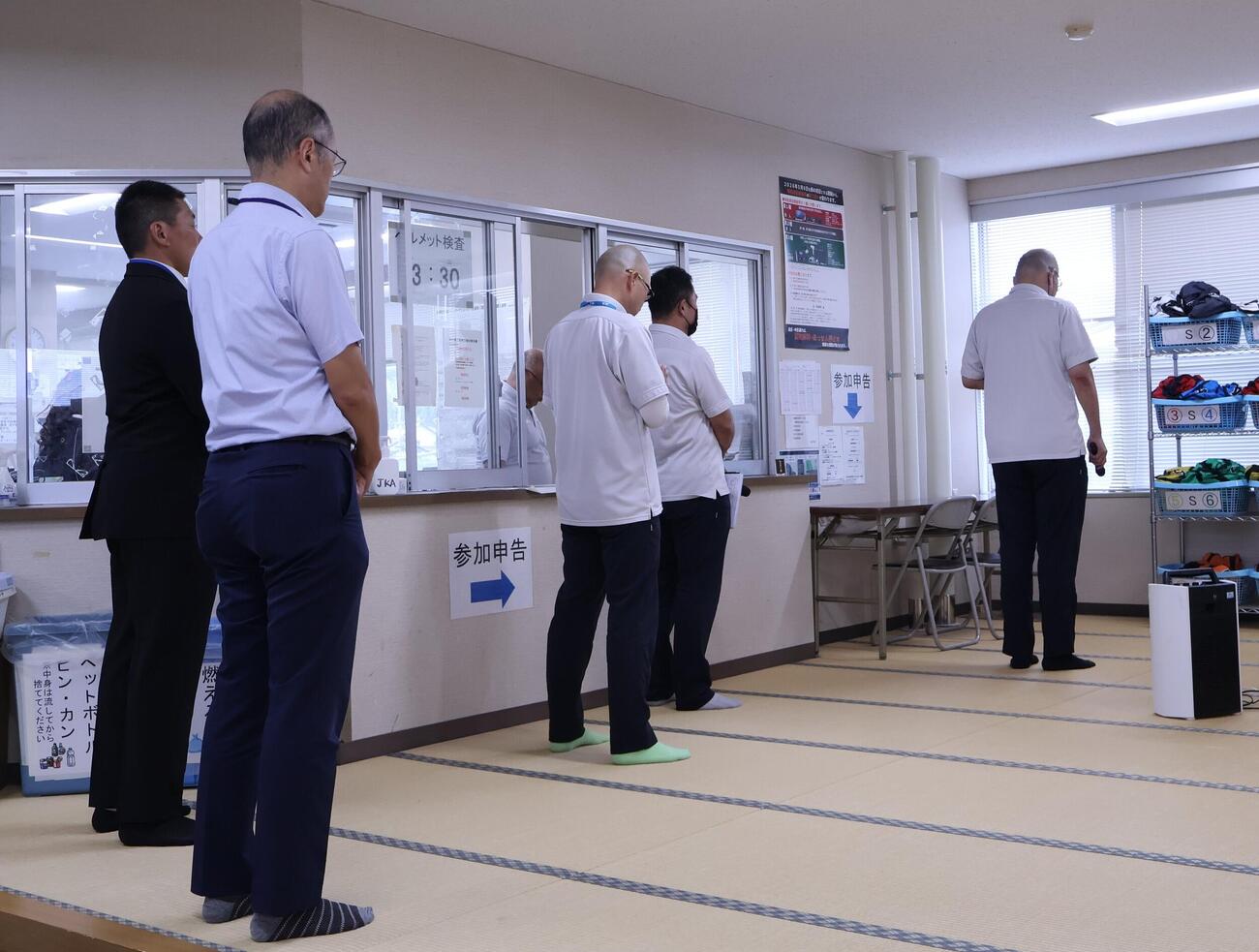 急逝した諸橋愛さんに関係者が黙とうをささげた