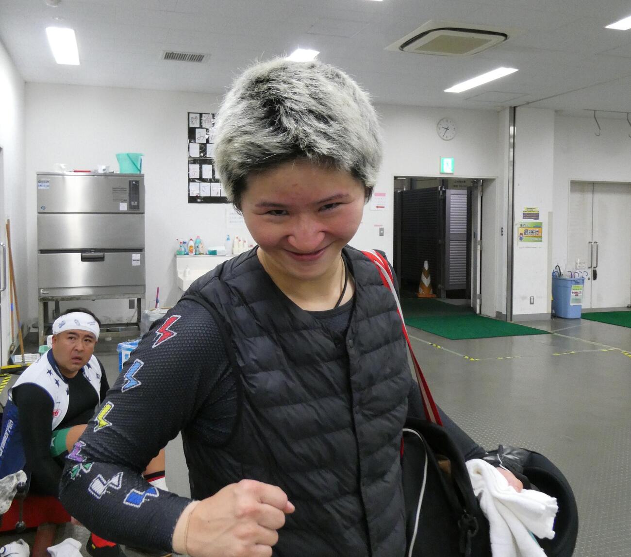 山口優依が前前に踏み込む