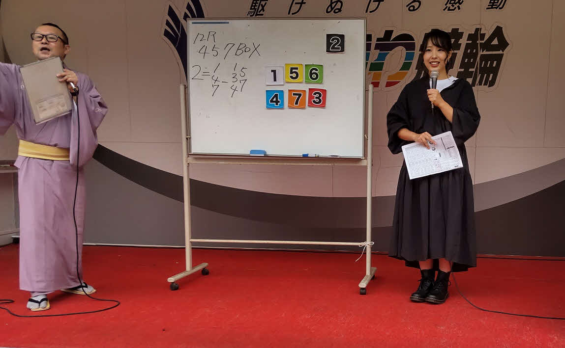 12R決勝を予想する高木真備さん（右）。左は司会の立川吉幸（撮影・24年10月24日）