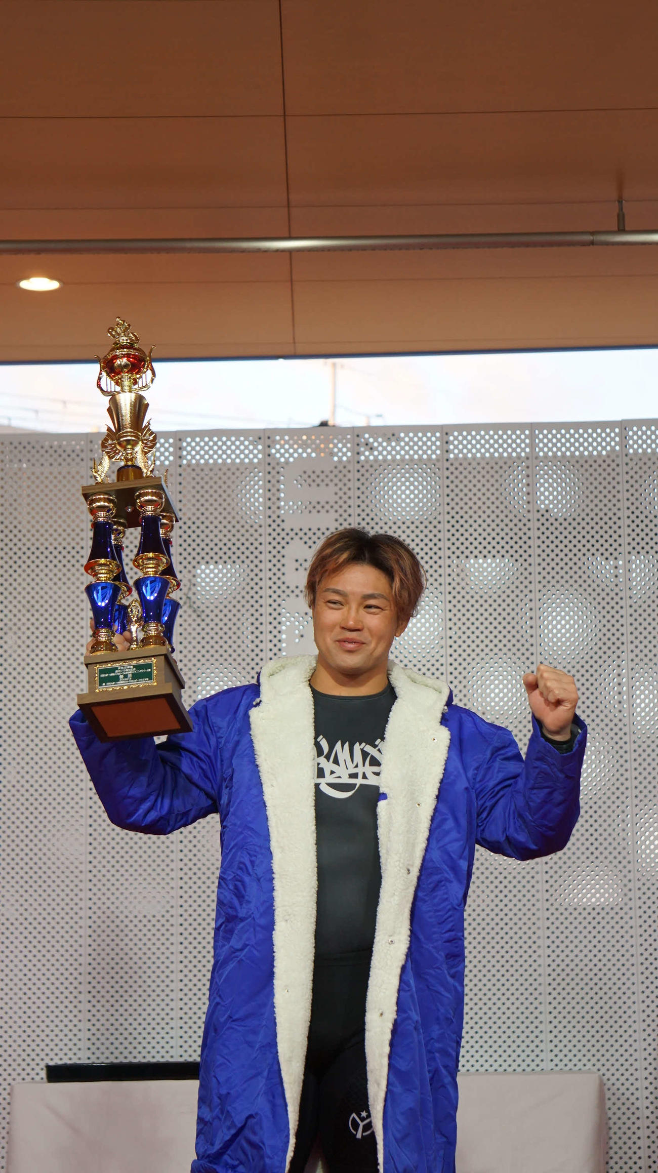 窓場千加頼は完全優勝を達成してガッツポーズ（撮影・上月修）