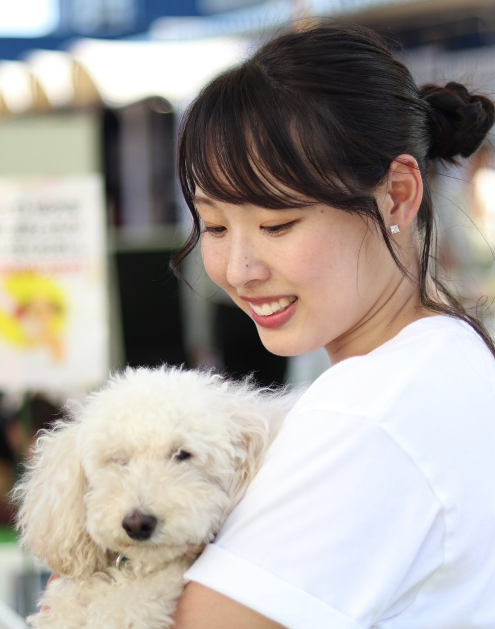「わんにゃんフェスティバル」で犬を抱く高木真備さん