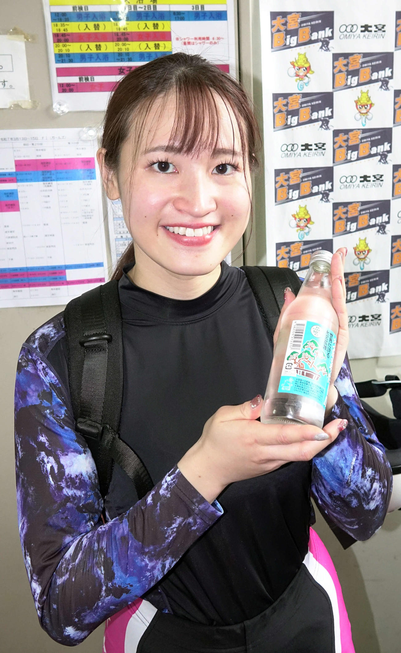大宮名物の「盆栽だー」を手にする川路遥香