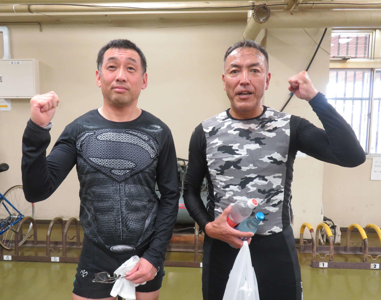 54歳の誕生日に勝利を飾った横瀬聡（左）と2着の竹野行登の、合わせて112歳コンビ（撮影・栗田文人）
