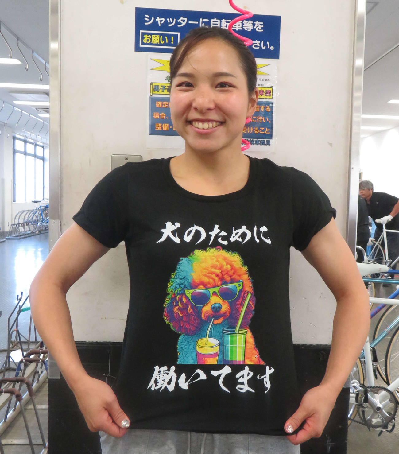 仲のいい太田美穂からもらったというTシャツを披露する当銘直美（撮影・栗田文人）