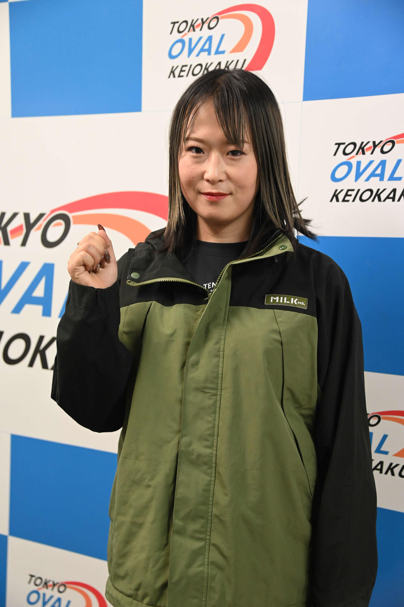 西島叶子はガッツポーズで気合を入れる
