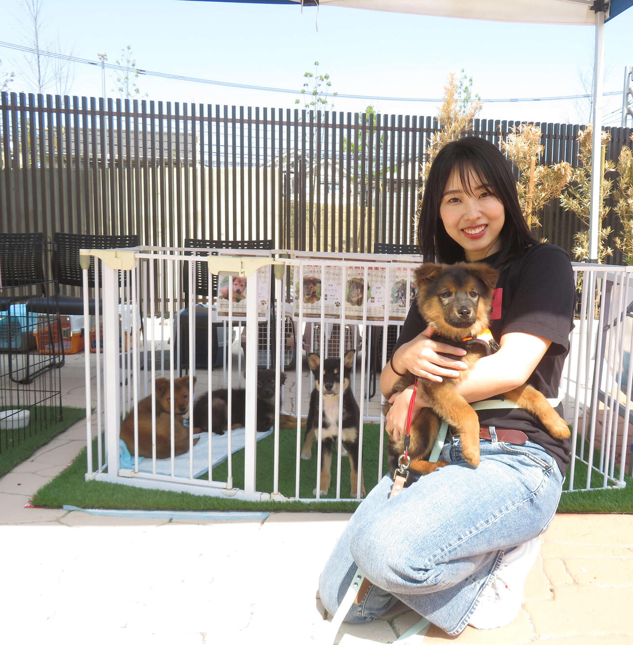 「わんにゃんフェスティバルinたちかわ競輪場」。高木真備さんと保護譲渡犬（撮影・栗田文人）