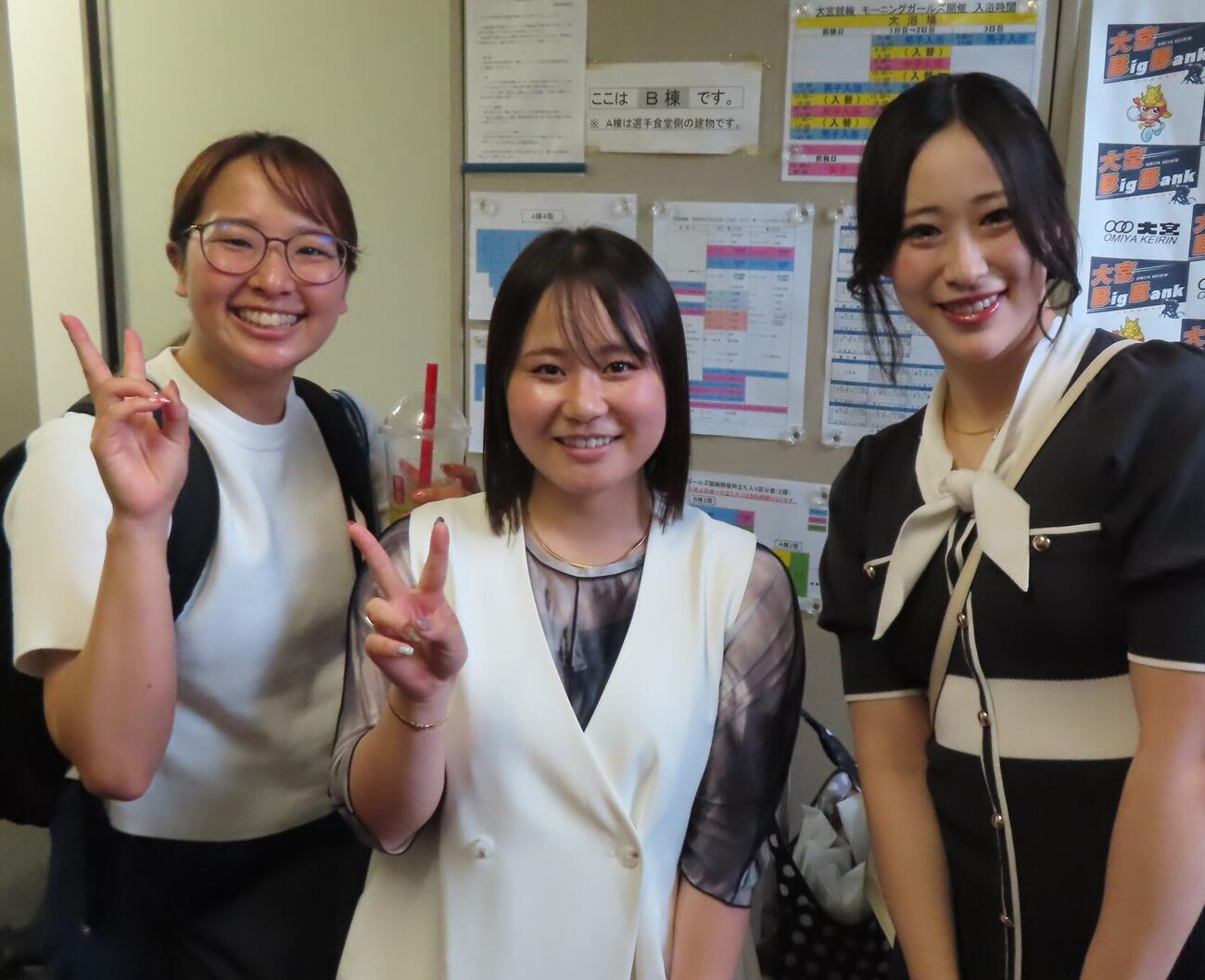 又多風緑（右）が当銘沙恵美（左）や太田瑛美と健闘を誓う