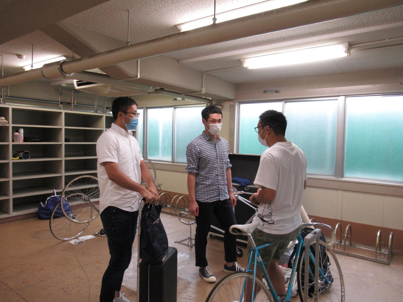 特選9Rの茨城トリオ、山岸佳太（左）杉森輝大（中央）と芦沢大輔の作戦会議は30秒で終了（撮影・山田敏明）